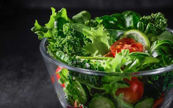 Tazón con ensalada colorida sobre una mesa